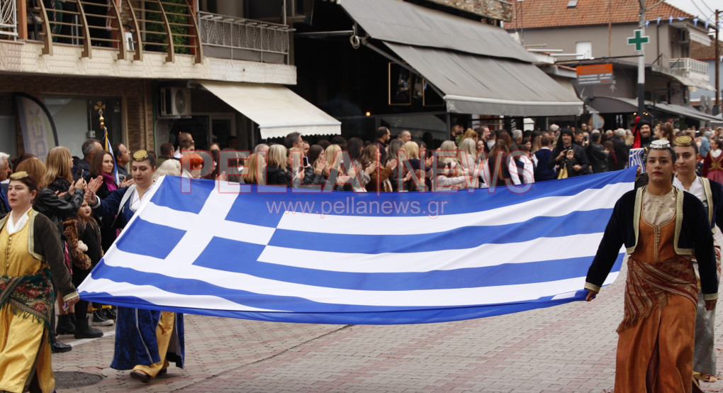 Κρύα Βρύση: Με παραδοσιακές φορεσιές και περηφάνια παρέλασαν οι πολιτιστικοί σύλλογοι για την 28η Οκτωβρίου (φωτογραφίες)