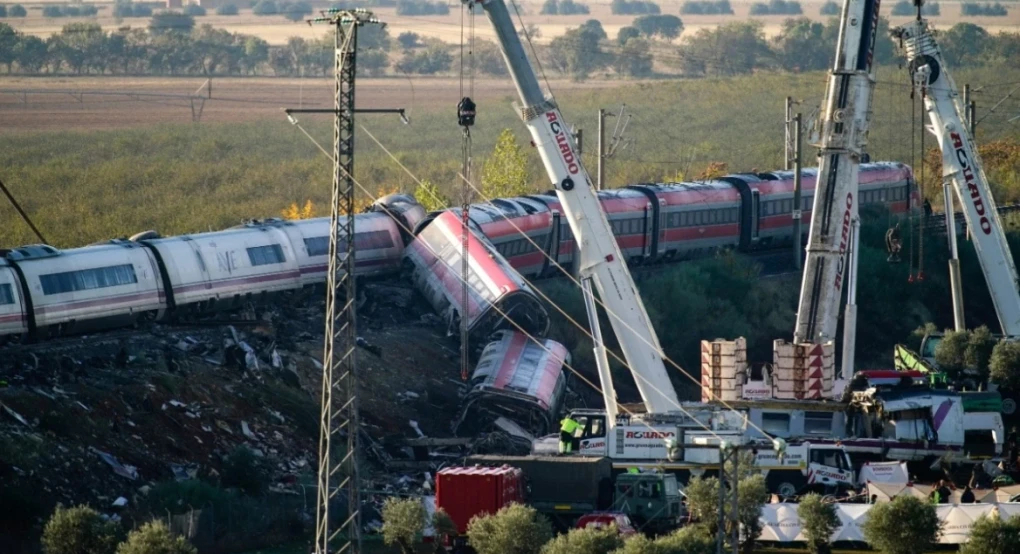 Τριήμερο πένθος και απεργία μηχανοδηγών για την τραγωδία με τους 69 νεκρούς στην Ισπανία: Αγωνία για αγνοούμενους και κενά ασφαλείας