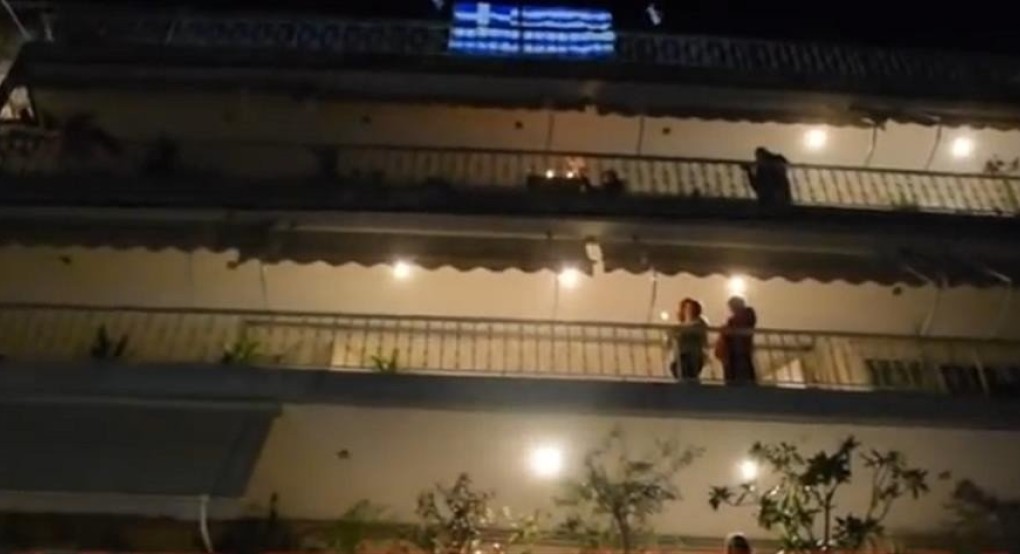 Μετέτρεψαν γειτονιά σε... εκκλησία ψάλλοντας το “Ω Γλυκύ μου Έαρ” (βίντεο)