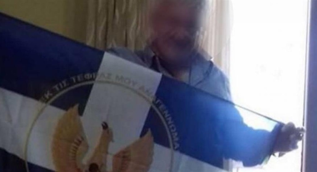 H ΝΔ διέγραψε δημοτικό σύμβουλο που πόζαρε με την σημαία της χούντας