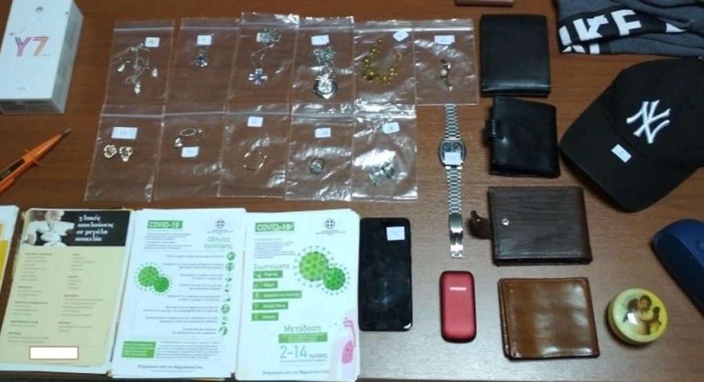 Μοίραζε φυλλάδια για τον κορωνοϊό και... “άδειαζε” σπίτια 