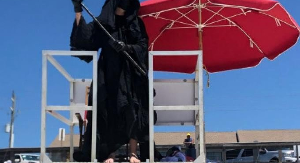 Κορωνοϊός-ΗΠΑ: Ντύθηκε «Χάρος» για να διαμαρτυρηθεί για το άνοιγμα των παραλιών εν μέσω πανδημίας