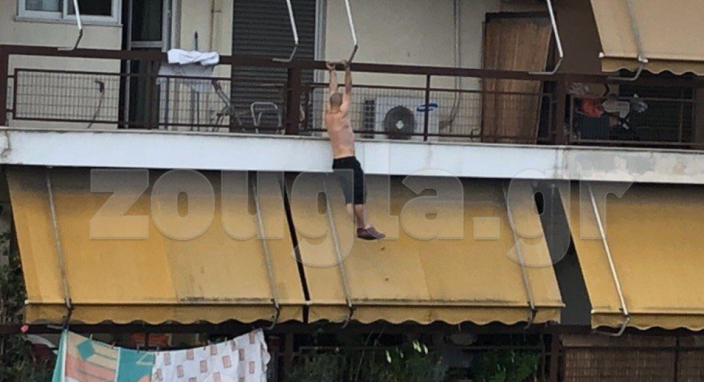 Ημίγυμνος άνδρας απειλούσε να αυτοκτονήσει από το μπαλκόνι του σπιτιού του στη Νίκαια