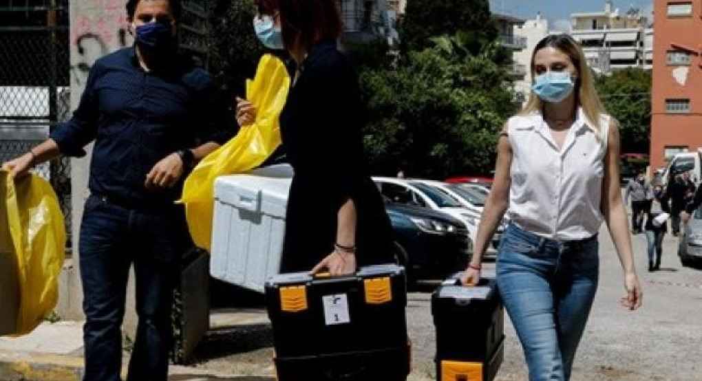 Άρχισαν τα κατ' οίκον τεστ από τα κινητά συνεργεία του ΕΟΔΥ (pics)