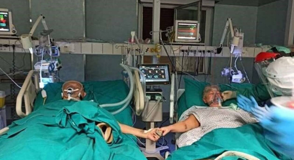 Γιόρτασαν τα 50 χρόνια γάμου σε διπλανά κρεβάτια πιασμένοι χέρι – χέρι