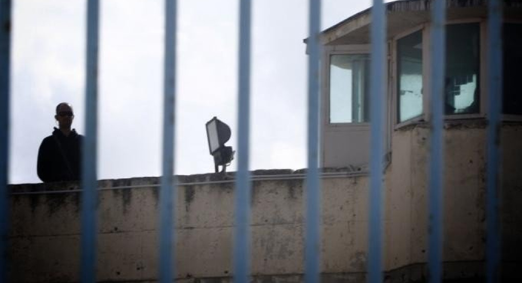 Έφοδος στον Κορυδαλλό: Βρέθηκαν μαχαίρια και μηχάνημα για τατουάζ