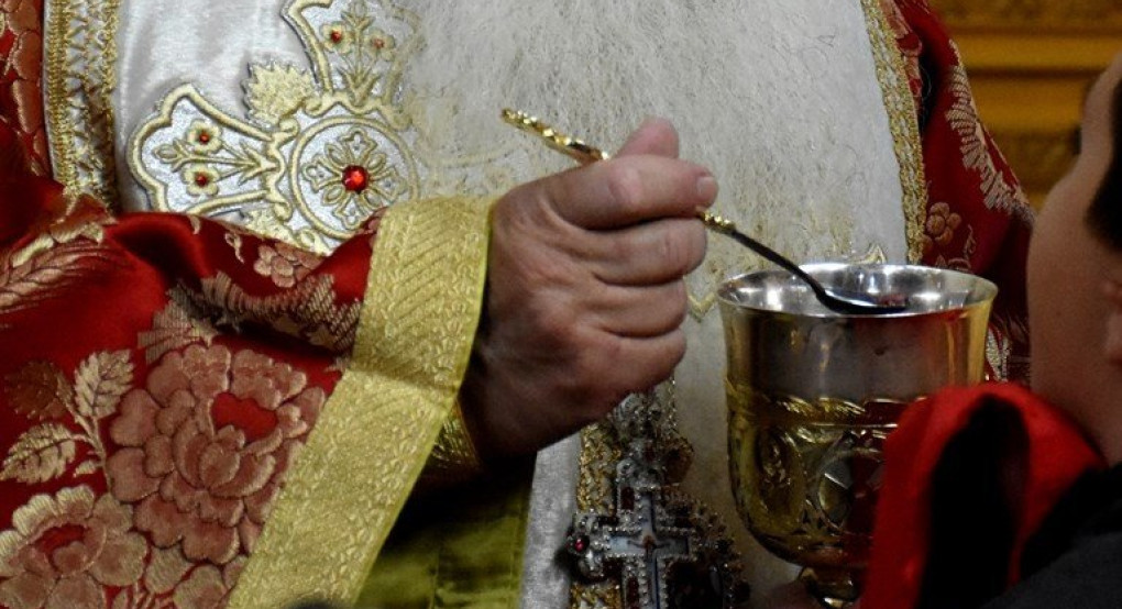 Ιερέας κοινώνησε πιστούς, κρύβοντας το Αγιο Δισκοπότηρο