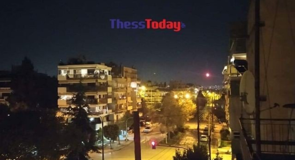 Χριστός Ανέστη από το… σπίτι με πυροτεχνήματα και αναμμένες λαμπάδες στα μπαλκόνια