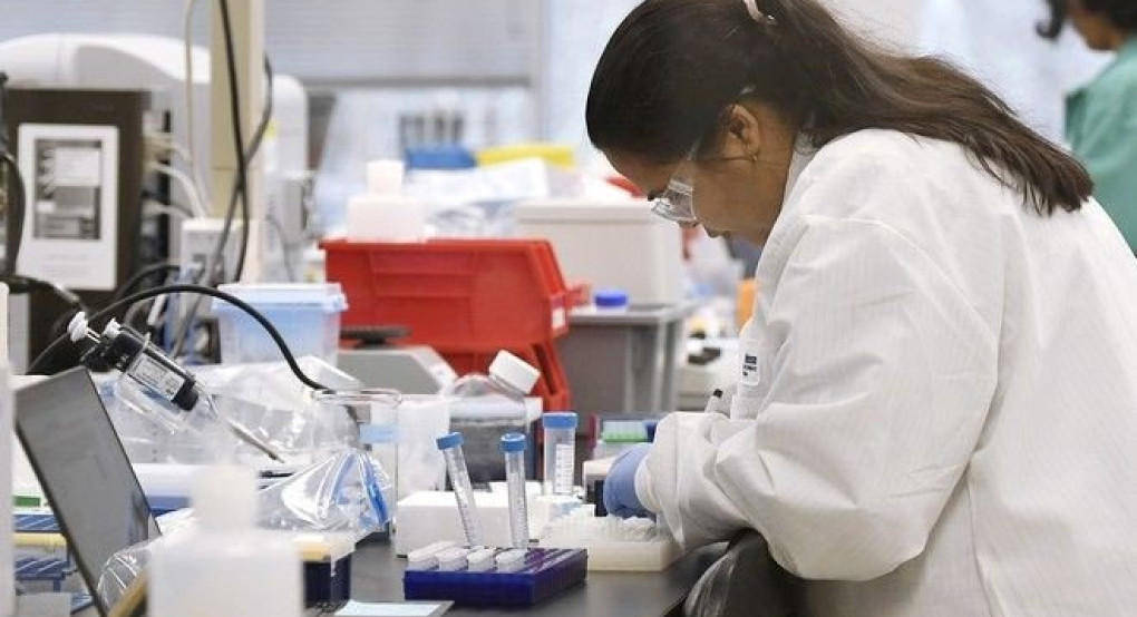 Βρετανία: Ξεκινούν οι πρώτες κλινικές μελέτες του εμβολίου σε ανθρώπους