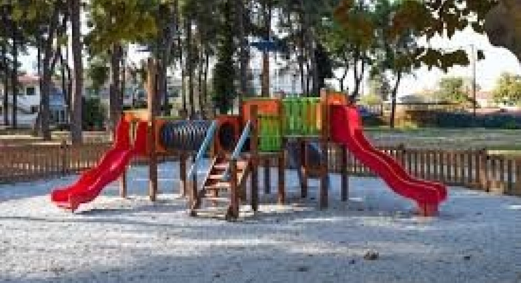 Παραμένουν κλειστές οι παιδικές χαρές