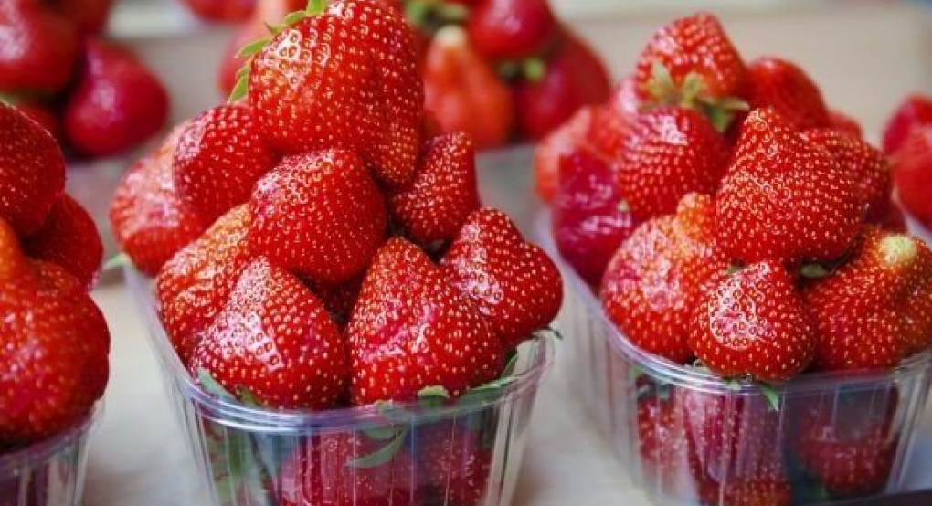 Το απροσδόκητο tip που κρατάει τις φράουλες φρέσκες για περισσότερο