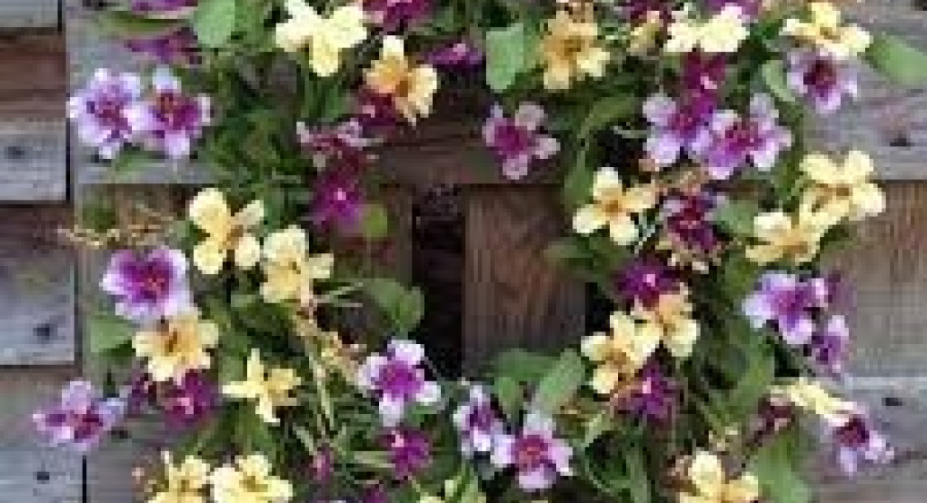 Το στεφάνι της Πρωτομαγιάς εν μέσω πανδημίας. Ανθισμένα μπαλκόνια χρωματίζουν το γκρίζο της καθημερινότητας