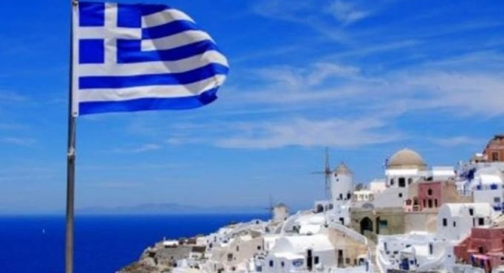 Daily Express: «Οι Βρετανοί μπορούν να πάνε διακοπές στην Ελλάδα τον Ιούλιο«