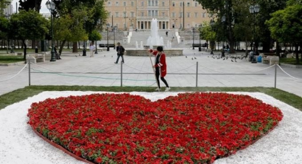 Αφιερωμένη στους γιατρούς η κόκκινη καρδιά από λουλούδια!