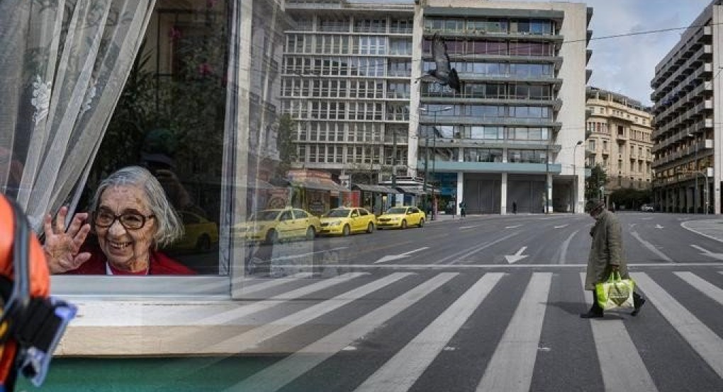 Ερευνα ΕΚΠΑ: Το 60% των Ελλήνων φοβάται, το 67% εμπιστεύεται Τσιόδρα