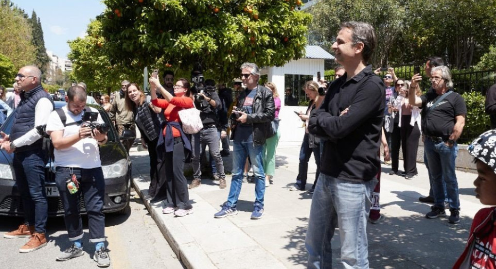 Η Άλκηστις Πρωτοψάλτη έκανε «καντάδα» στον πρωθυπουργό έξω από το Μαξίμου!