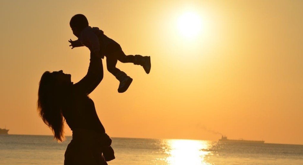 Σήμερα γιορτάζουν οι μανούλες όλου του κόσμου