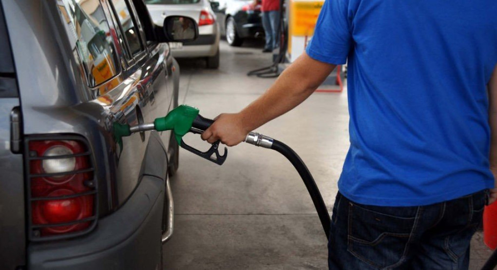 Η κατάρρευση στο πετρέλαιο έφερε μικρή πτώση τιμών στην Ελλάδα: Κάτω από 1,30 ευρώ η αμόλυβδη