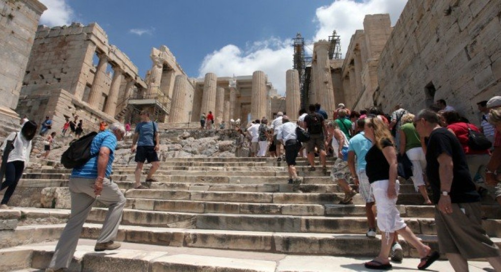 Guardian: Ξεχάστε τις γεμάτες παραλίες και ξενοδοχεία στην Ελλάδα -Τουρισμός με νέους κανόνες ακόμη και στους πρωινούς μπουφέδες 