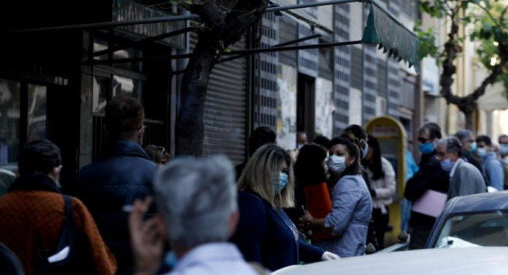 Άρση μέτρων: Συνωστισμός χωρίς αποστάσεις ασφαλείας έξω από το υποθηκοφυλακείο Αθηνών 