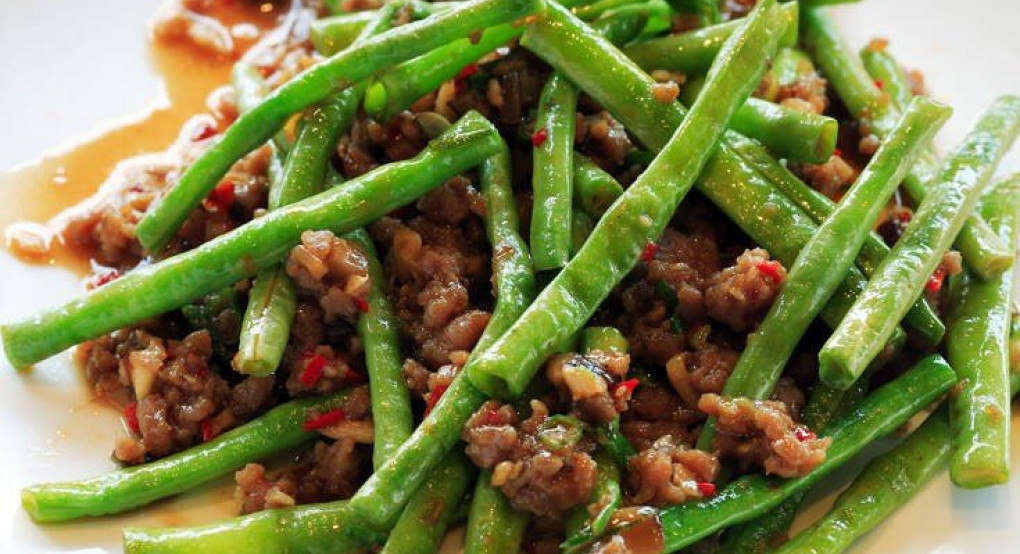  Κοτόπουλο κοκκινιστό με φασολάκια