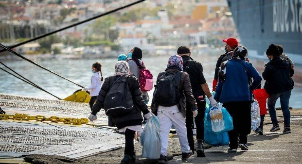 Στο λιμάνι του Πειραιά το «Νήσος Σάμος» με 249 μετανάστες και πρόσφυγες