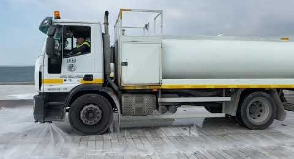 Θεσσαλονίκη: Επιχείρηση απολύμανσης και απομάκρυνσης των κιγκλιδωμάτων στη Νέα Παραλία