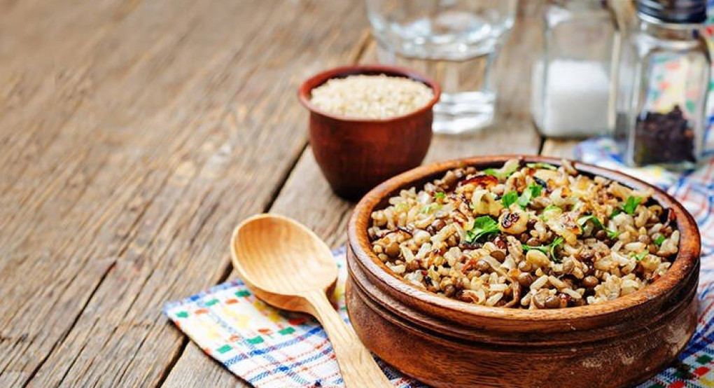 Διαφορετικό φακόρυζο με καραμελωμένα κρεμμύδια