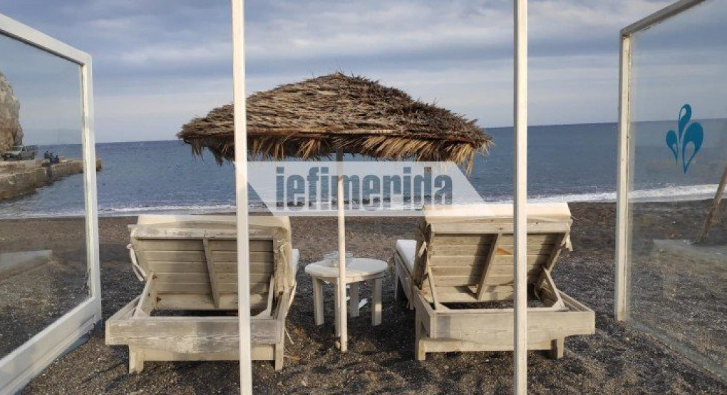 Αέρας και ζέστη δεν επιτρέπουν τα πλέξιγκλας στις παραλίες -Τι λέει επιχειρηματίας από τη Σαντορίνη 