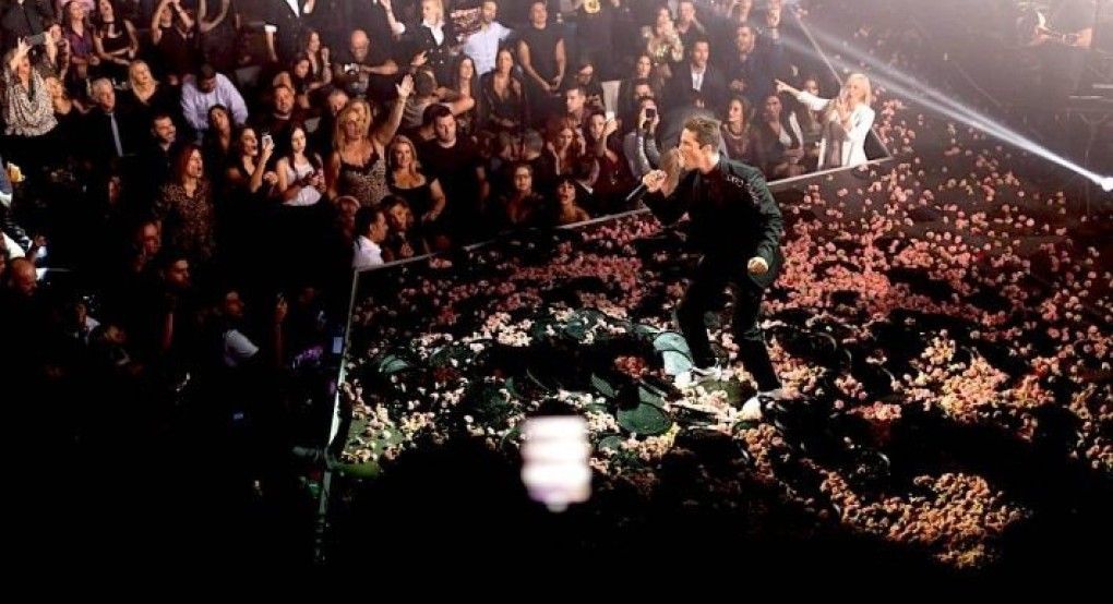 Πλαστικά ποτήρια με καλαμάκι, πίστα τέλος: Δείτε τα νέα μπουζούκια στην Ελλάδα λόγω κορωνοϊού