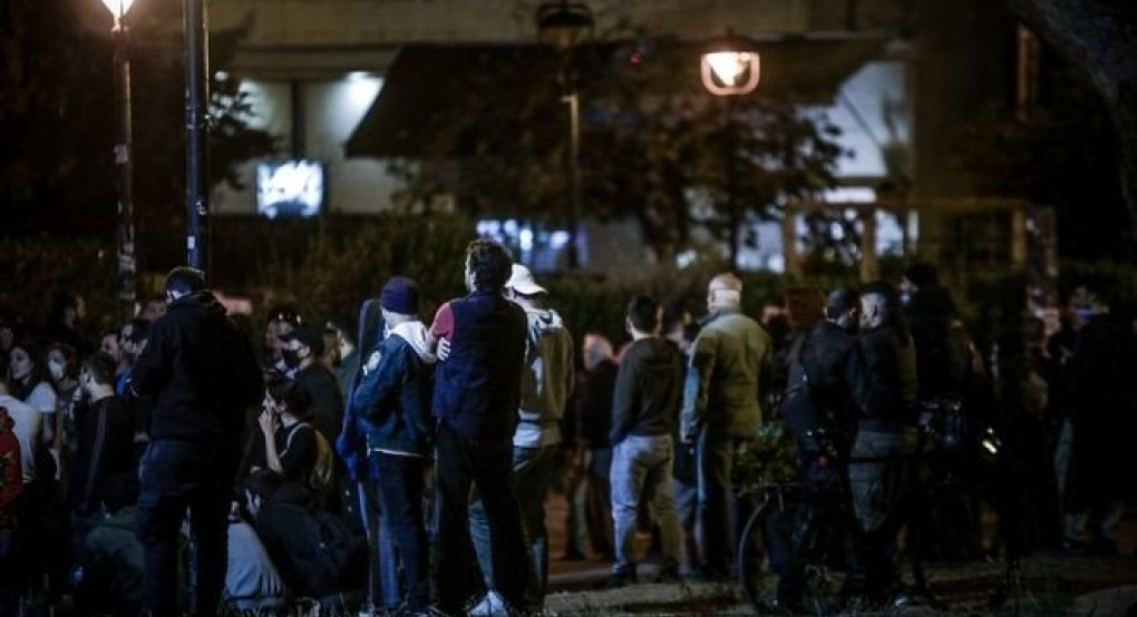 Αγία Παρασκευή: Νεαροί σε αστυνομία - "Σε μια βδομάδα με τα μαγαζιά δεν θα συνωστίζονται;"