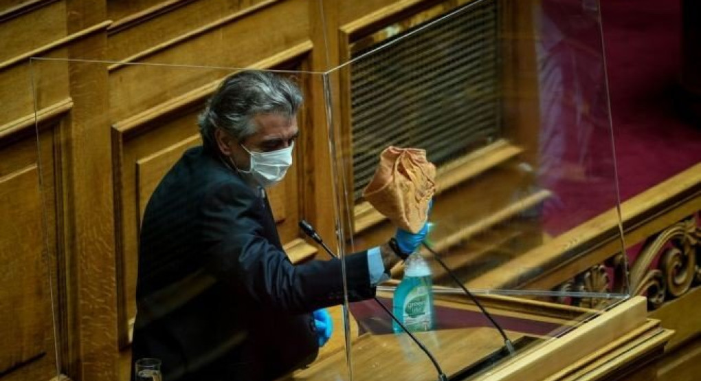 Η Βουλή πίσω από το πλεξιγκλάς