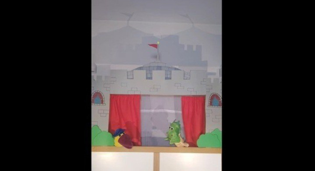 Νηπιαγωγός δημιούργησε μία παράσταση κουκλοθέατρου για τον κορωνοϊό