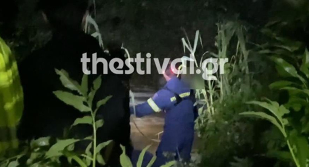 Παράσυρση από χείμαρρο: Δραματική διάσωση οδηγού (βίντεο)