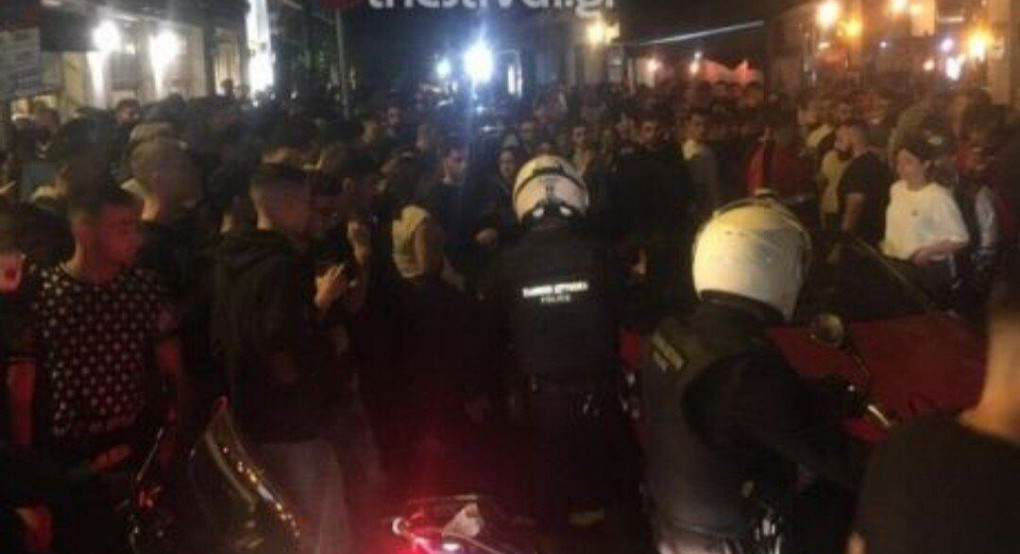 Θεσσαλονίκη: Ενταση, ξύλο και συνωστισμός για take away 