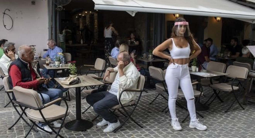 Η μεγάλη επιστροφή των Ελλήνων στις καφετέριες