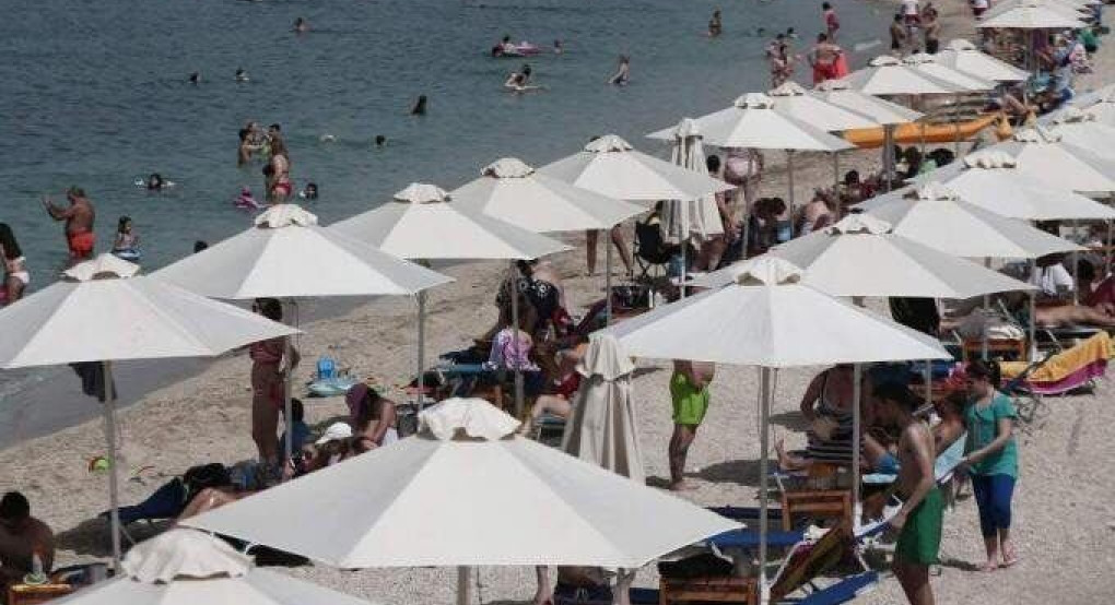 Κοσμοσυρροή στις παραλίες σε συνθήκες καύσωνα