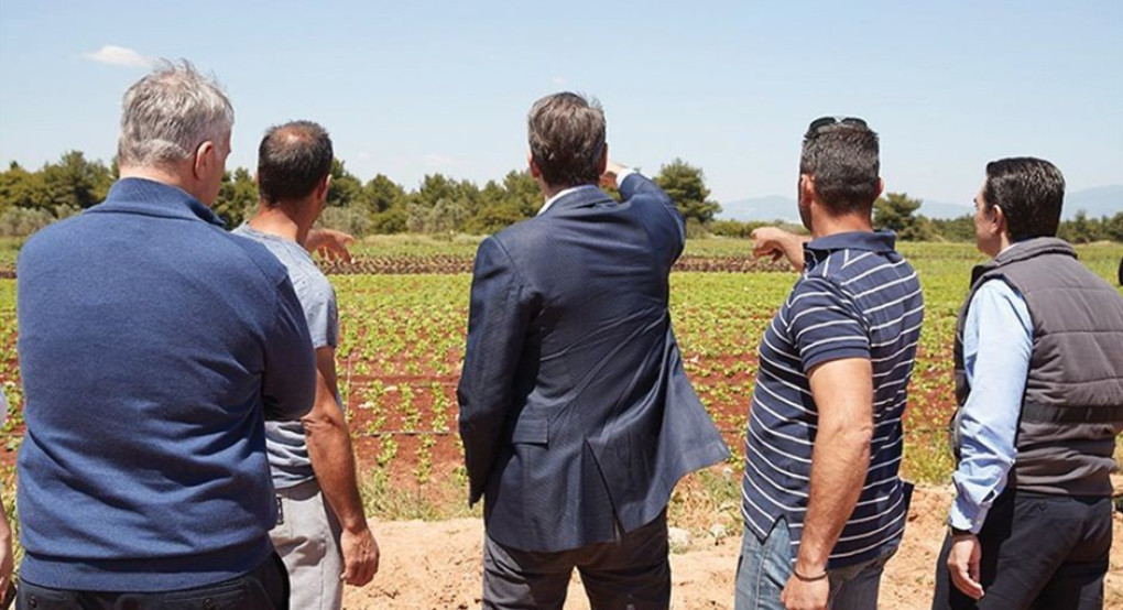 Το πλεύρισμα του Τσίπρα στους δυσαρεστημένους αγρότες και οι γρήγορες κινήσεις Μητσοτάκη με την ψηφιακή γεωργία