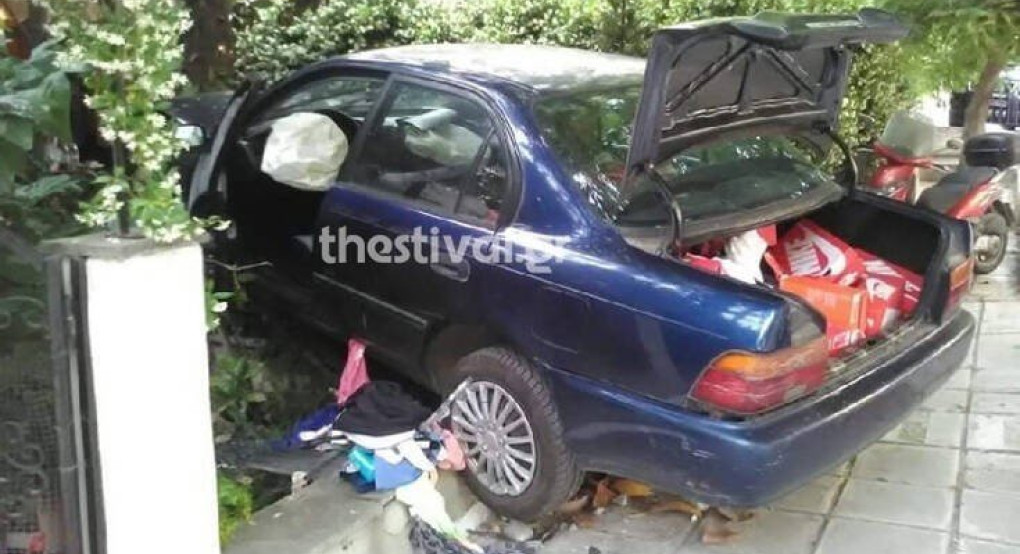  Αυτοκίνητο στη Θεσσαλονίκη κατέληξε σε αυλή σπιτιών έπειτα από καταδίωξη 