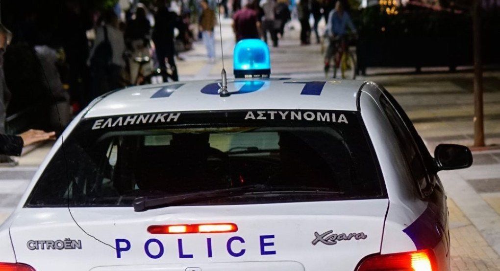 Έκλεψαν όπλο αστυνομικού μέσα από περιπολικό στην Ομόνοια
