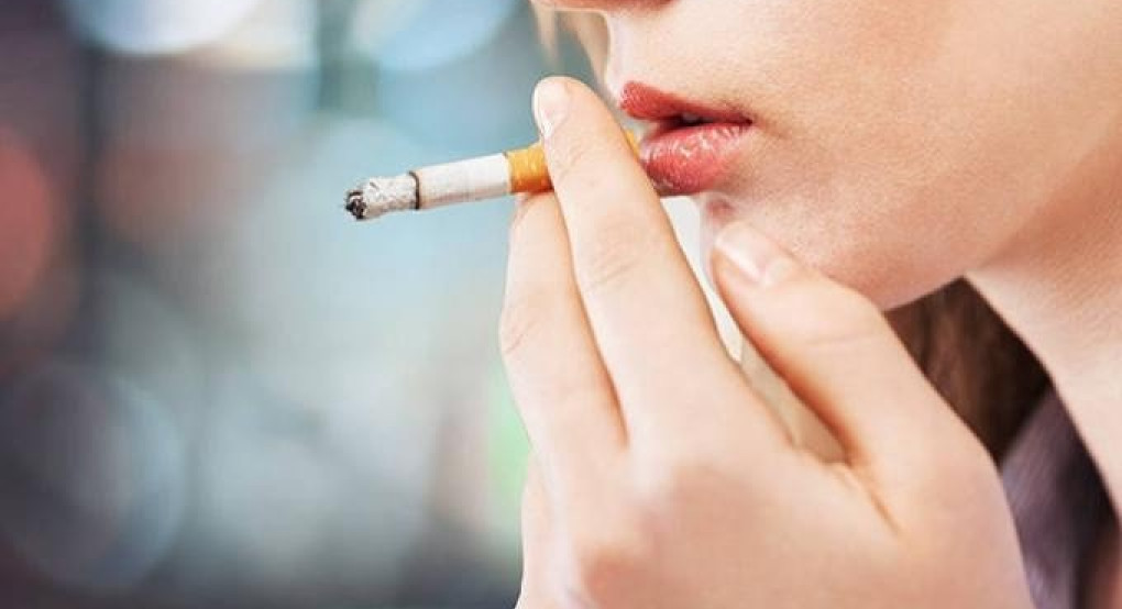 Οι επιστήμονες κρούουν το καμπανάκι στους καπνιστές για τον κορωνοϊό