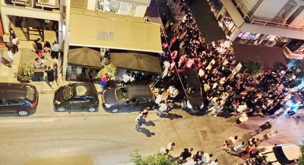 Θεσσαλονίκη: Συγχρωτισμός έξω από μπαρ με take away ποτά στο κέντρο της πόλης