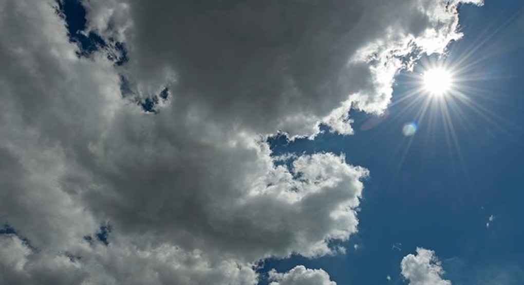 Καιρός: Ζέστη και βροχή την Τετάρτη