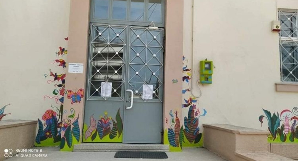 Δασκάλα ζωγράφισε τους τοίχους του σχολείου κατά τη διάρκεια της καραντίνας για να κάνει έκπληξη στους μαθητές της