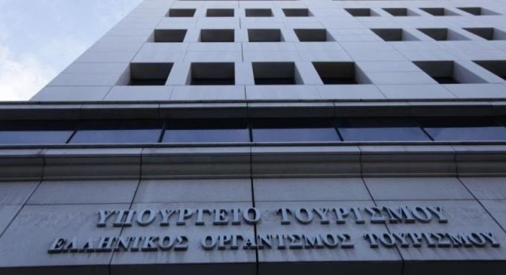 Εισβολή εργαζομένων στον επισιτισμό στο υπουργείο Τουρισμού