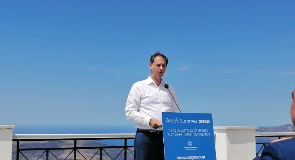 Ο Χάρης Θεοχάρης στη Σαντορίνη για το άνοιγμα του τουρισμού