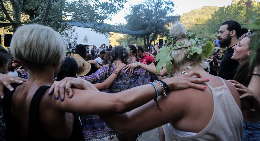 Χωρίς πίστες και χορούς τα πανηγύρια - Μόνο καθιστοί σε μπουζούκια και συναυλίες