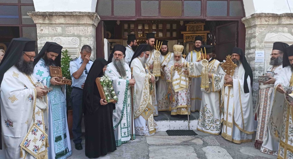 Πλήθος κόσμου κατέκλυσε την Αγία Τριάδα Έδεσσας στην Αρχιερατική Θεία Λειτουργία