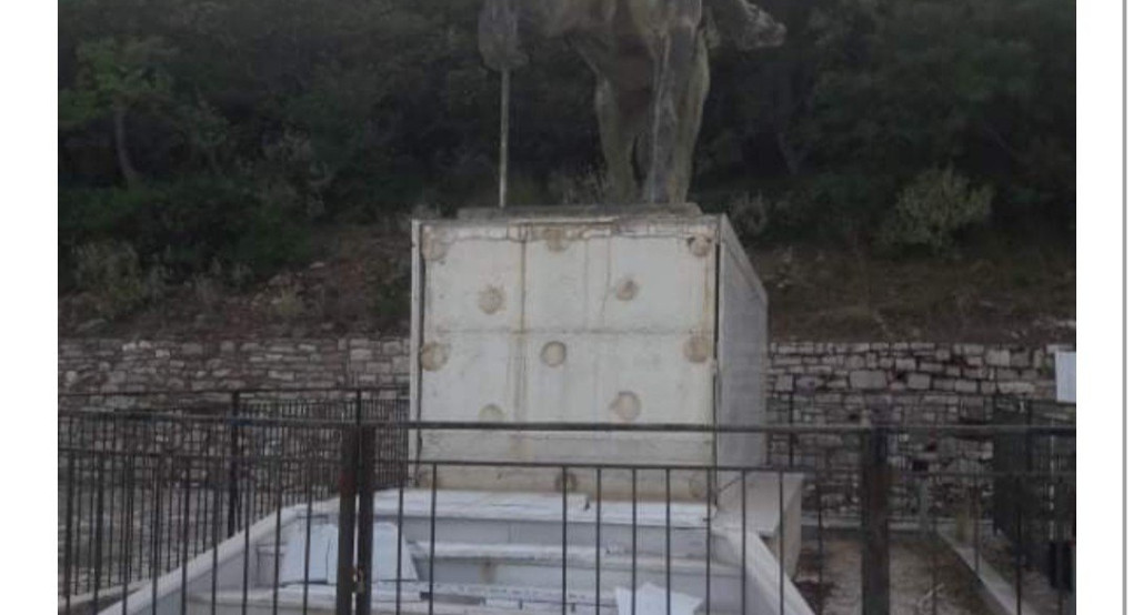 Απίστευτο: Βανδαλισμοί στο μνημείο του Κολοκοτρώνη 