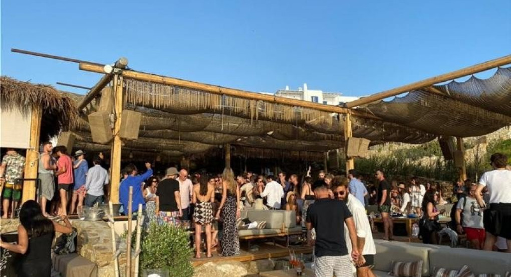 Μύκονος: Δύο μήνες λουκέτο και 20.000 ευρώ πρόστιμο για τον συνωστισμό σε μπιτς μπαρ στην Φτελιά (pics&vids)